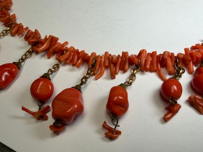 Collier à pendeloques en perles de corail....