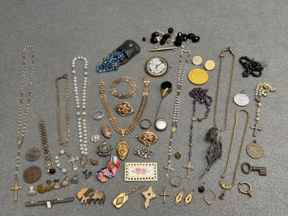 Lot de bijoux fantaisie:
Boutons de manchettes,...