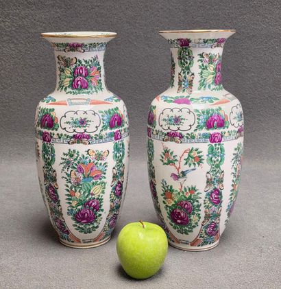 Paire de vases en faïence fine de Lille à...