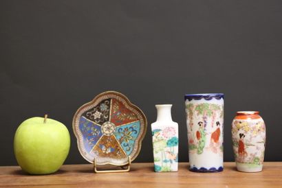 Coupelle en émaux cloisonnés et trois petits...