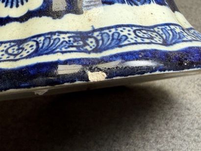 DELFT. 
Vase cornet en faïence de Delft 
H...