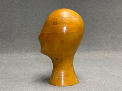Marotte en bois. 
H. :23 cm.