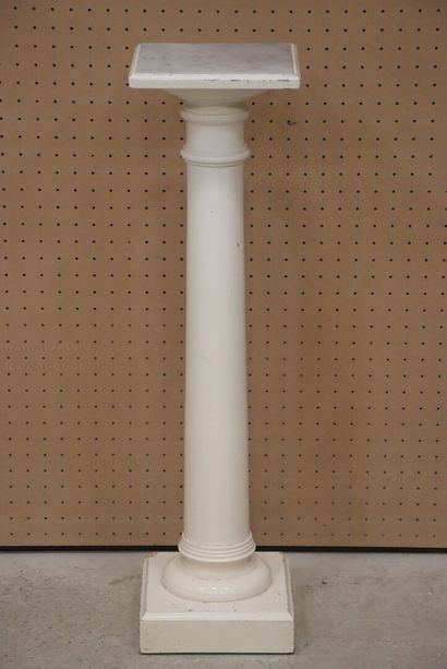 Colonne en bois laqué gris. 
H. :101 cm.