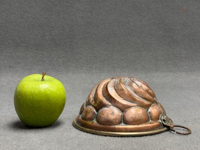 Moule à gâteau en cuivre
H. : 7 cm. D. :...