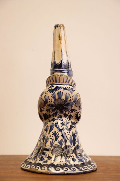 Cloche en faïence de DELFT à décor de personnage....