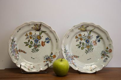 Deux assiettes en faïence XIX°
D. :26 cm....