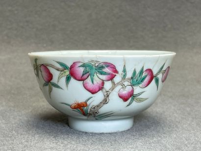 Bol en porcelaine de Chine. à décor de pêches...