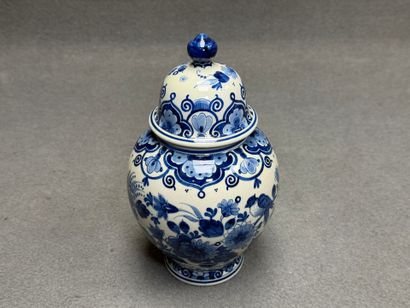 DELFT. 
Vase cornet en faïence de Delft 
H...