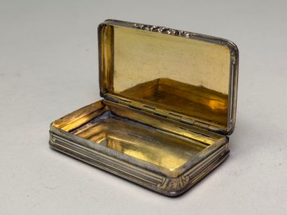 Tabatière en argent à riche décor gravé de...