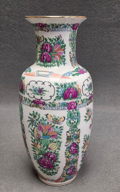 Paire de vases en faïence fine de Lille à...