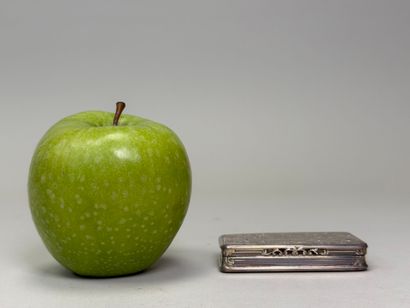 Tabatière en argent à riche décor gravé de...
