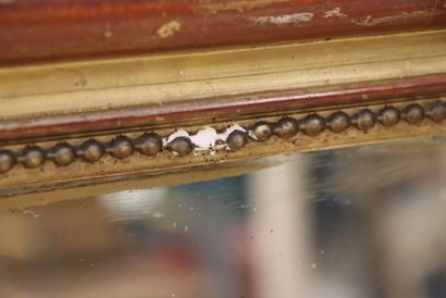 Miroir cadre en bois et stuc doré. 
130 x...