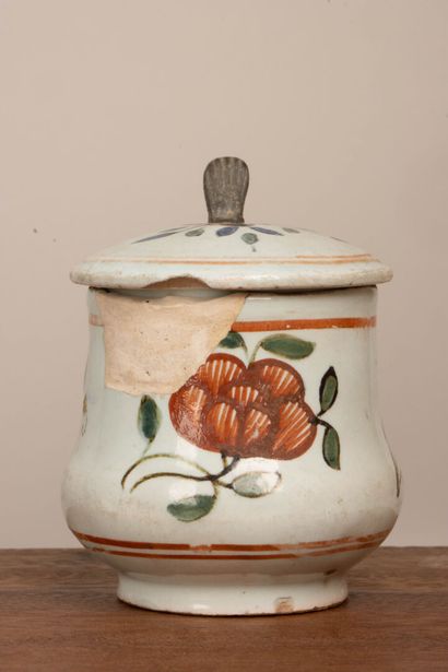 Ensemble de quatre pichets et un pot couvert...