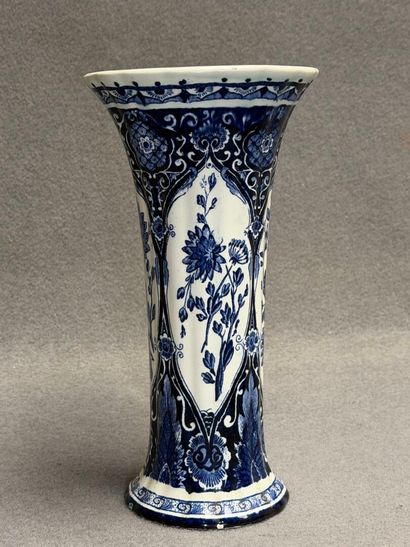 DELFT. 
Vase cornet en faïence de Delft 
H...