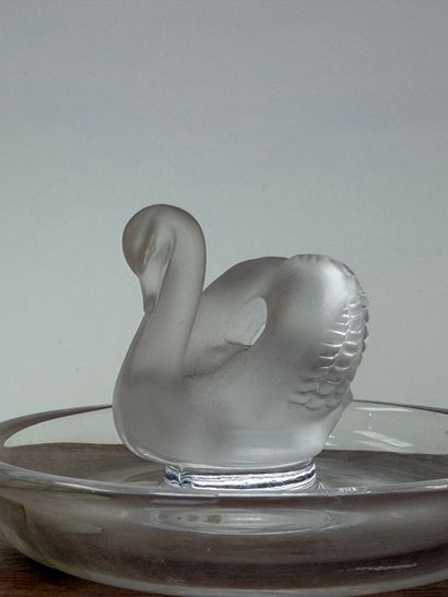LALIQUE France
Deux baguiers Cygnes en cristal...
