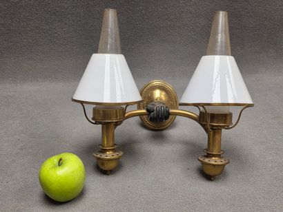 Applique à deux lumières en laiton et laiton...