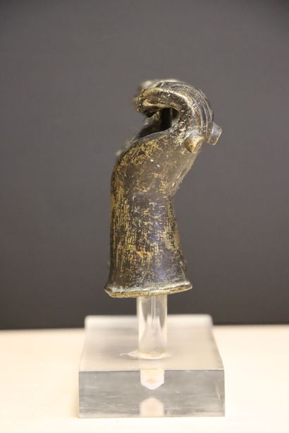 Deux mains en bronze , attaches de charrettes,...