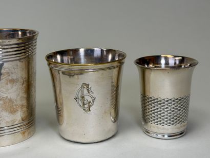 Lot de six timbales en métal argenté.
 On...