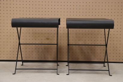 Paire de tables d'appoint pliantes en métal....