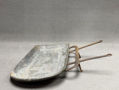 Lèche frite en étain
14 x 70 x 58 cm.