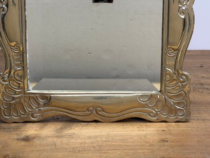 Miroir, cadre en métal argenté de style rocaille.
Travail...