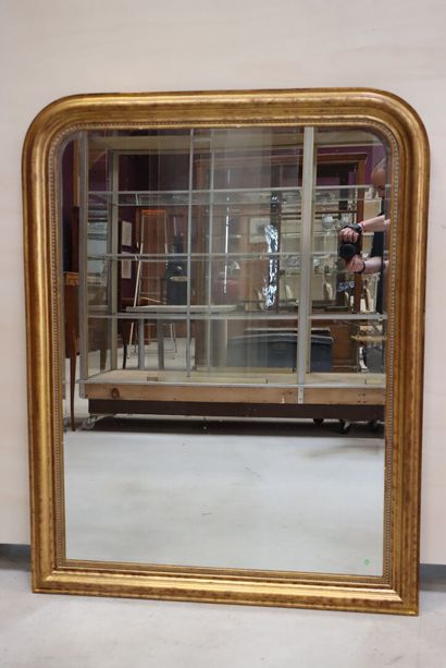 Miroir cadre en bois et stuc doré. 
138 x...