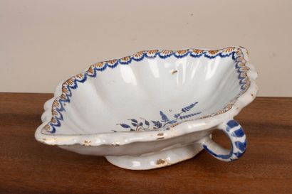 Ensemble de trois saucières en faïence du...