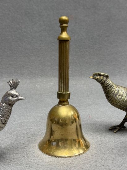 Trois faisans en métal et cloche de table....