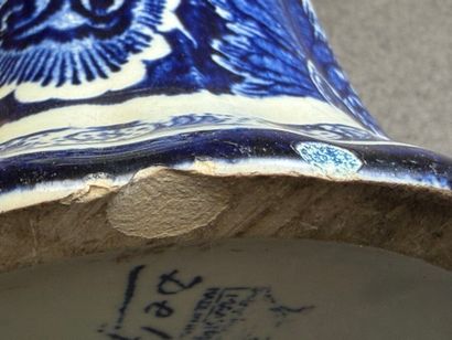 DELFT. 
Vase cornet en faïence de Delft 
H...