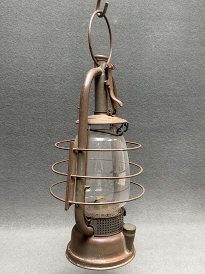 Lampe tempête. 
H. :40 cm.