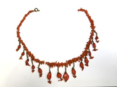 Collier à pendeloques en perles de corail....