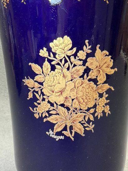 Vase en porcelaine de Limoges à décor doré...