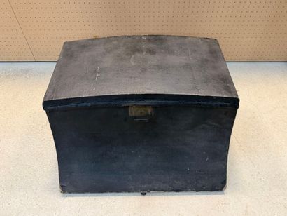 Malle de coffre de voiture ancienne.
50 x...