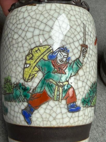 Petite paire de vases en porcelaine de Nankin....