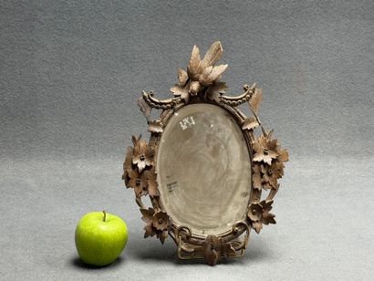 Miroir cadre en bois sculpté. 
Fin XIX+
35...