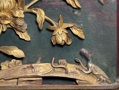 Paire de panneaux en bas-relief laqué doré...