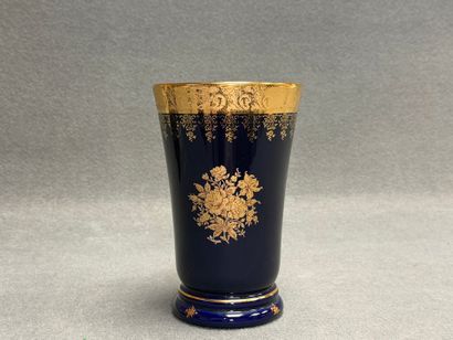 Vase en porcelaine de Limoges à décor doré...