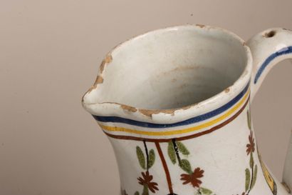Ensemble de quatre pichets et un pot couvert...