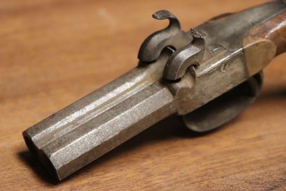 Pistolet à double canon à percussion. milieu...