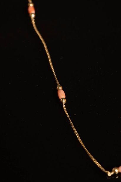 Collier de perles de corail
L: 39 cm
Chaine...