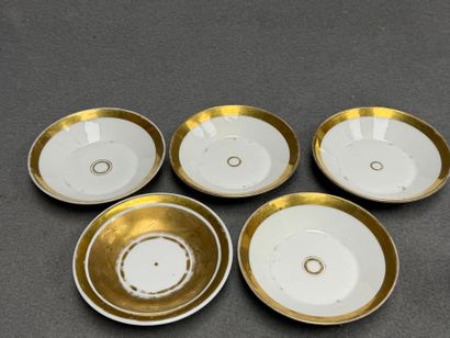 Cinq tasses et soucoupes en porcelaine. 
Paris...