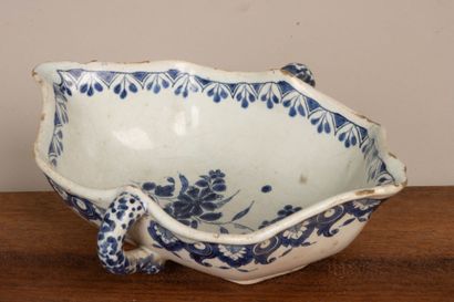 Ensemble de trois saucières en faïence du...