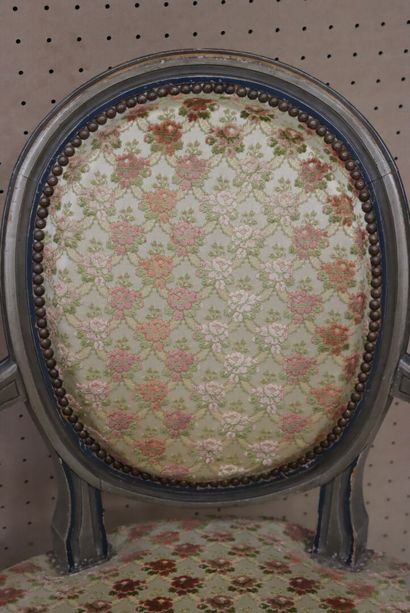 Paire de fauteuils médaillons d'époque Louis...