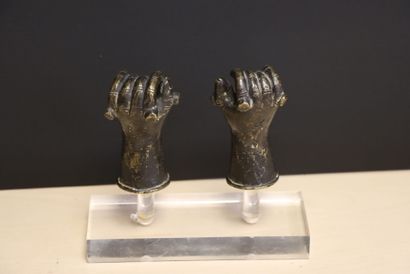 Deux mains en bronze , attaches de charrettes,...