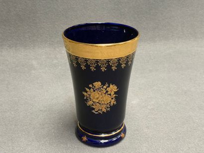Vase en porcelaine de Limoges à décor doré...