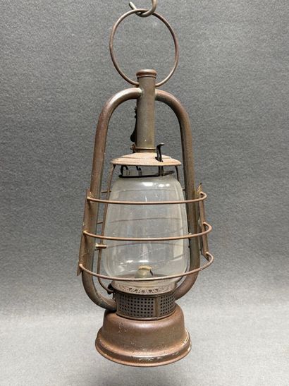 Lampe tempête. 
H. :40 cm.