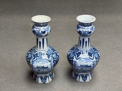 DELFT. 
Paire de vases en faïence. 
H : 22...