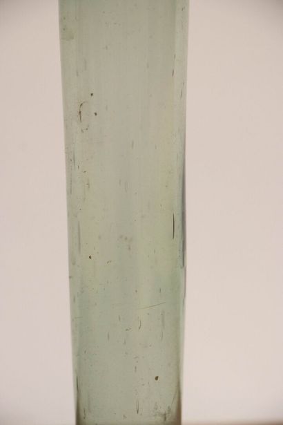 Fine fiole en verre XVIII°. 
H. :25 cm.
