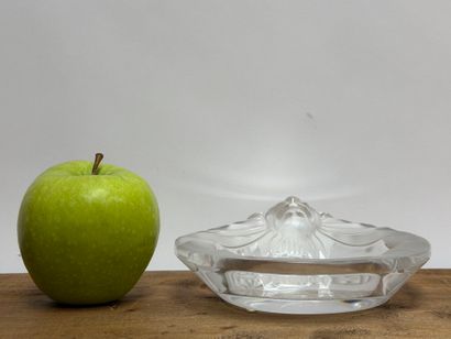 LALIQUE France. 
Vide poche en cristal pressé...