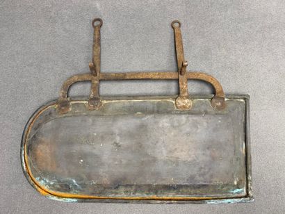 Lèche frite en étain
14 x 70 x 58 cm.